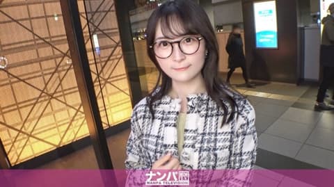 GANA-3242 “认真搭讪，初拍。2191 用草莓当诱饵，搭讪一位皮肤白皙、认真戴眼镜的素人！与外表相反，她有外遇！内裤下，她长满了一直到肛门的浓密毛发！因为她很认真，所以她会提出要求……”：MGSVideo